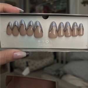 Viral Shedares Icy Waves Press-On Nails size Medium